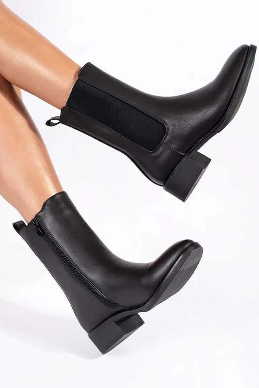 zwarte damesschoenen op een lage paal zwarte damesschoenen op een lage paal