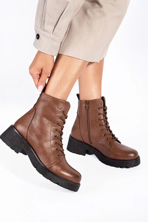 Bruine schoenen met dikke zool van... Bruine schoenen met dikke zool van...