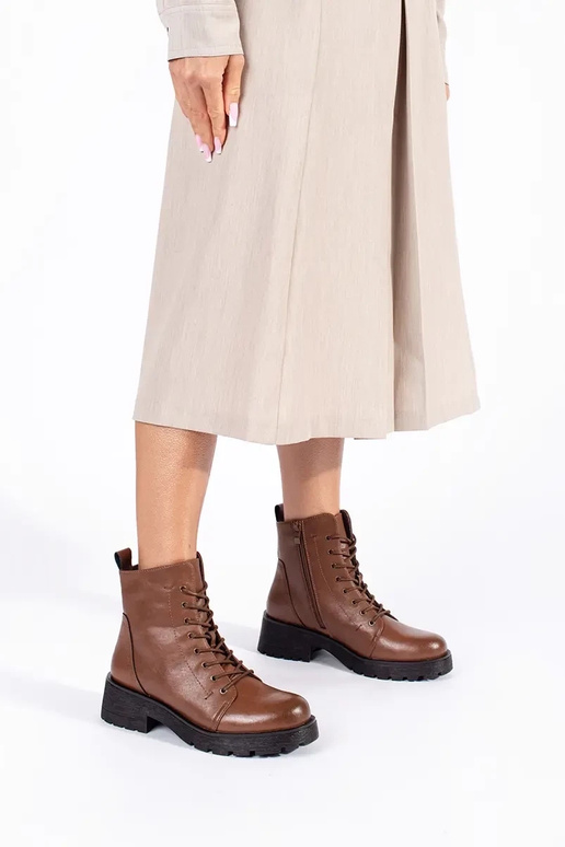 Bruine schoenen met dikke zool van... Bruine schoenen met dikke zool van...