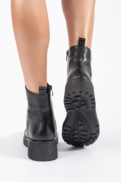 Zwarte leren laarzen met dikke zool... Zwarte leren laarzen met dikke zool...