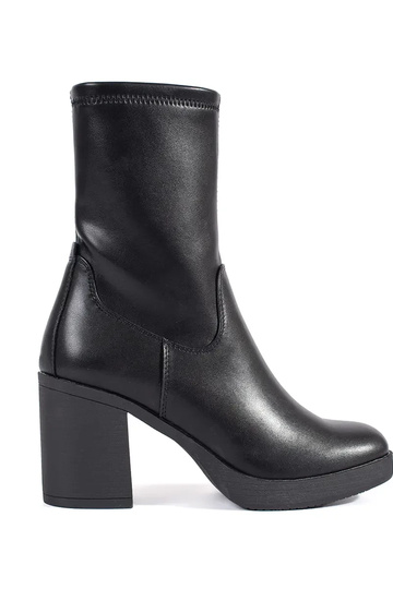 zwarte damesschoenen op de... 2