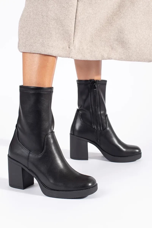 zwarte damesschoenen op de hak van... zwarte damesschoenen op de hak van...