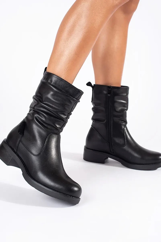 Zwart leren dameslaarzen met lage... Zwart leren dameslaarzen met lage...