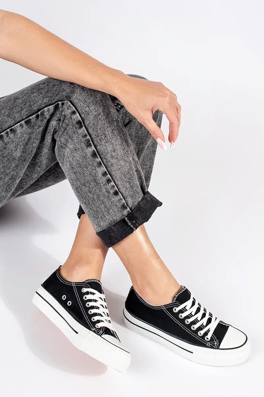 Zwarte klassieke dames veterschoenen... Zwarte klassieke dames veterschoenen...