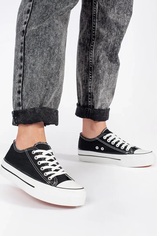 Zwarte klassieke dames veterschoenen... Zwarte klassieke dames veterschoenen...