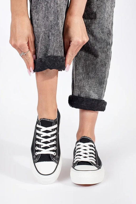 Zwarte klassieke dames veterschoenen... Zwarte klassieke dames veterschoenen...