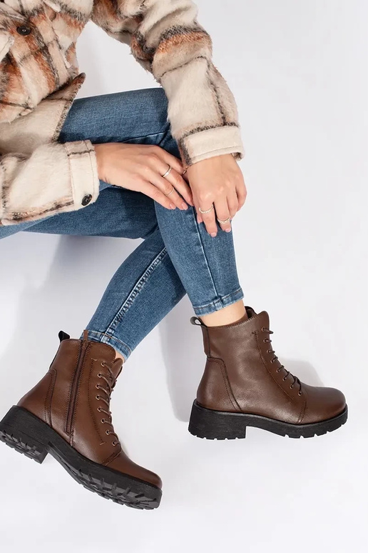 Leer donkerbruine kleur laarzen op...