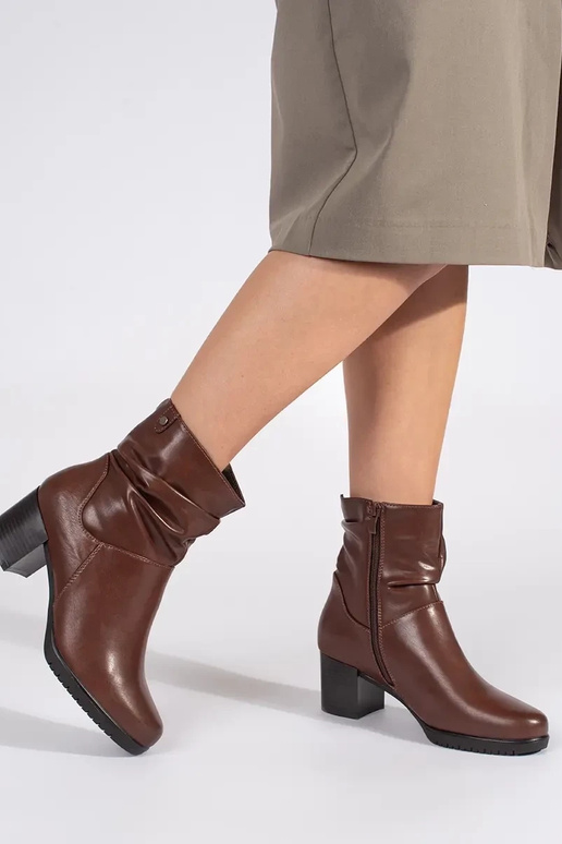 bruine kleur leer dames laarzen op de... bruine kleur leer dames laarzen op de...