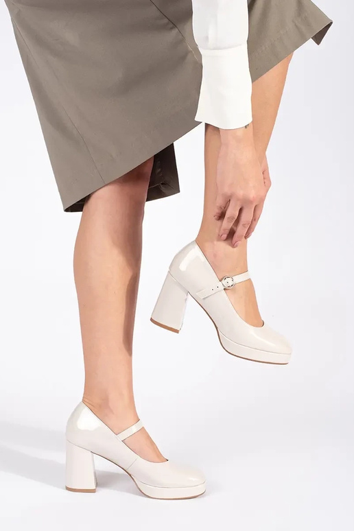 Beige lak dames enkellaarsjes met gesp