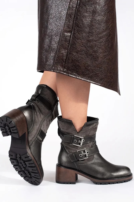 Donkerbruine dameslaarzen met hak en... Donkerbruine dameslaarzen met hak en...