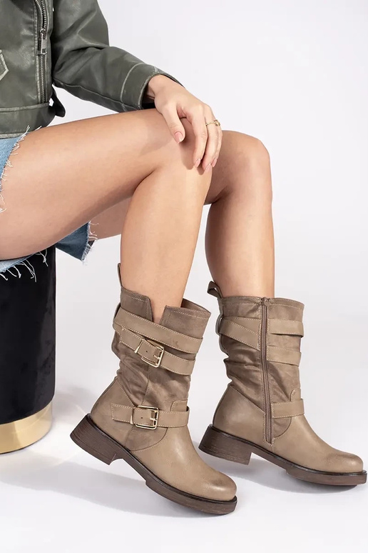 Beige laaggehakte damesschoenen met... Beige laaggehakte damesschoenen met...