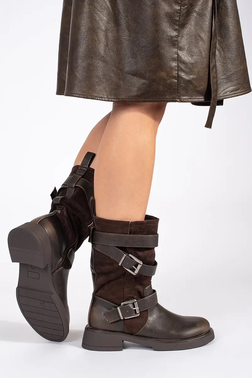 Bruine damesschoenen met lage hakken... Bruine damesschoenen met lage hakken...