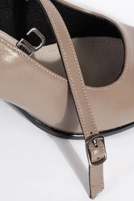 Hakken op de hiel beige Hakken op de hiel beige