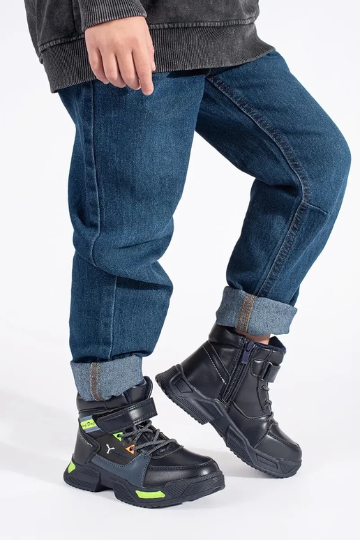 Hoog geïsoleerd trzeIniki jongensachtig