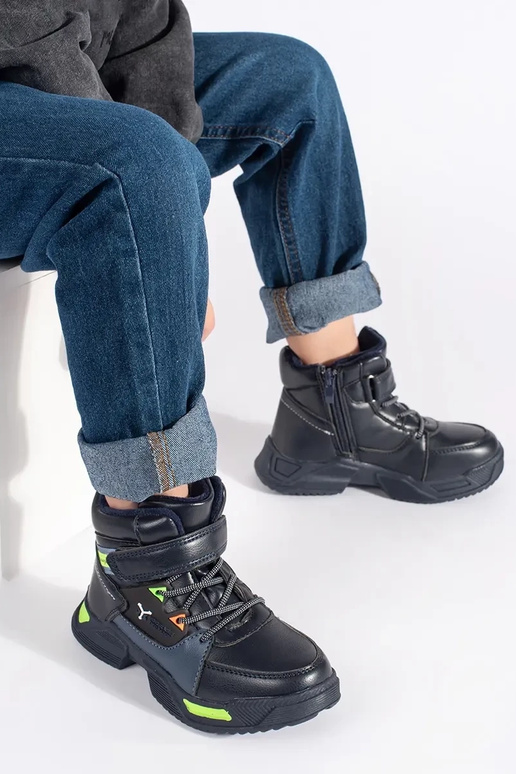 Hoog geïsoleerd trzeIniki jongensachtig