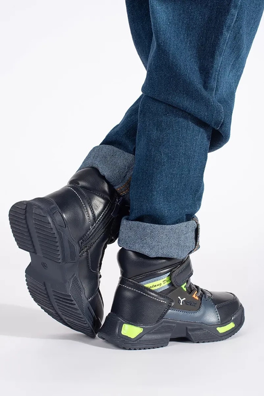 Hoog geïsoleerd trzeIniki jongensachtig