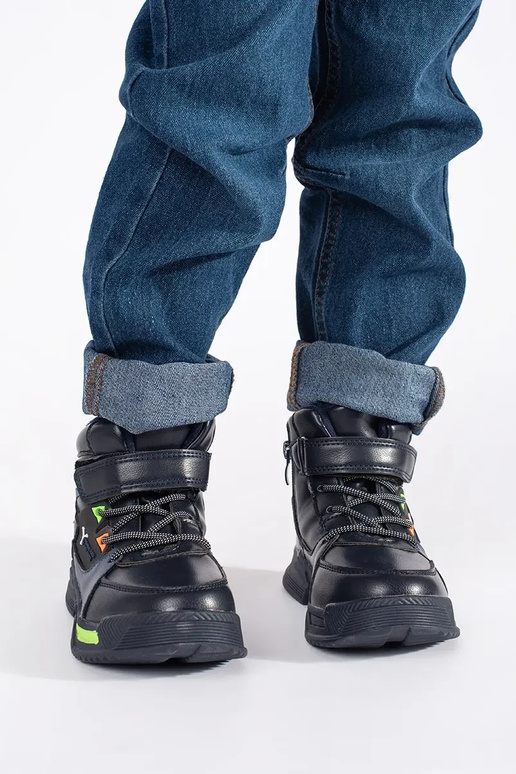 Hoog geïsoleerd trzeIniki jongensachtig