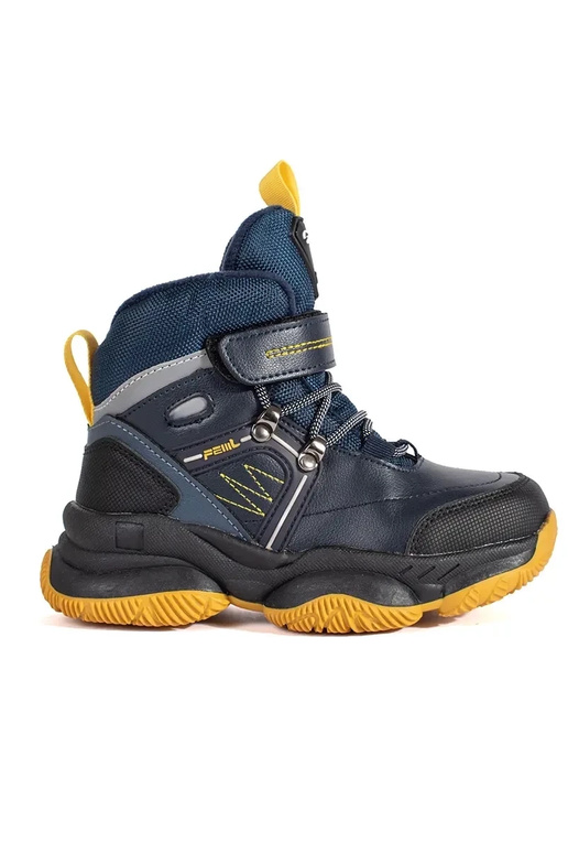 Hoog geïsoleerd trzeIniki jongensachtig