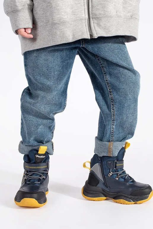 Hoog geïsoleerd trzeIniki jongensachtig