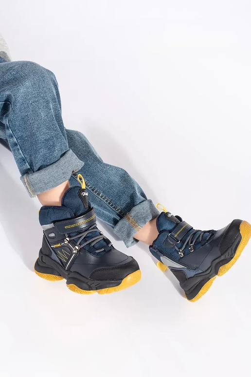 Hoog geïsoleerd trzeIniki jongensachtig