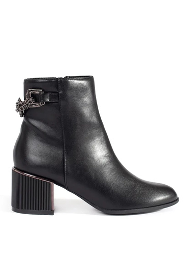 Zwarte dameschoenen op...