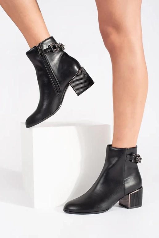 Zwarte dameschoenen op elegante hakken