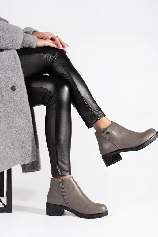 Grijze schoenen van imitatieleer