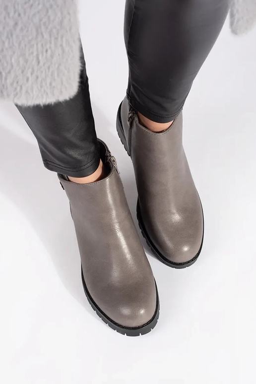 Grijze schoenen van imitatieleer