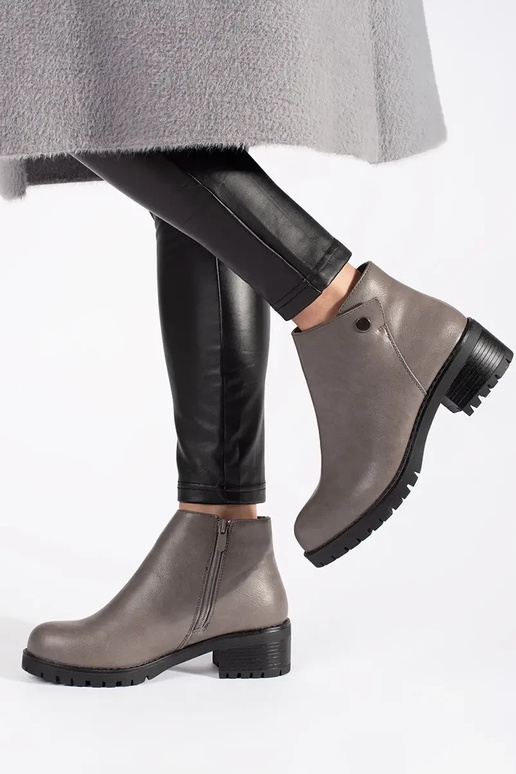 Grijze schoenen van imitatieleer