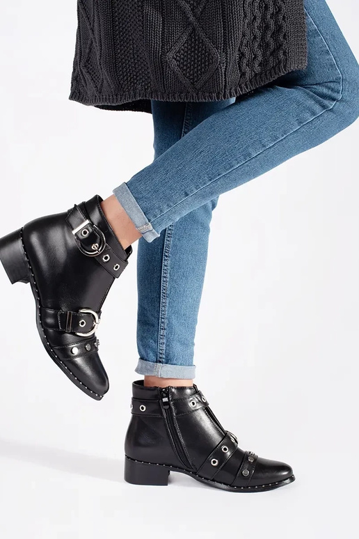 Zwarte schoenen met decoraties en veters Zwarte schoenen met decoraties en veters