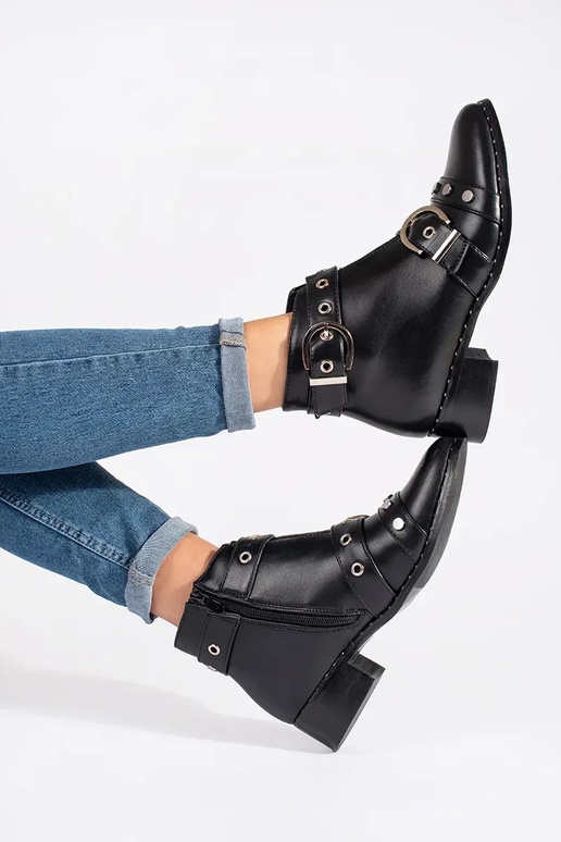 Zwarte schoenen met decoraties en veters Zwarte schoenen met decoraties en veters