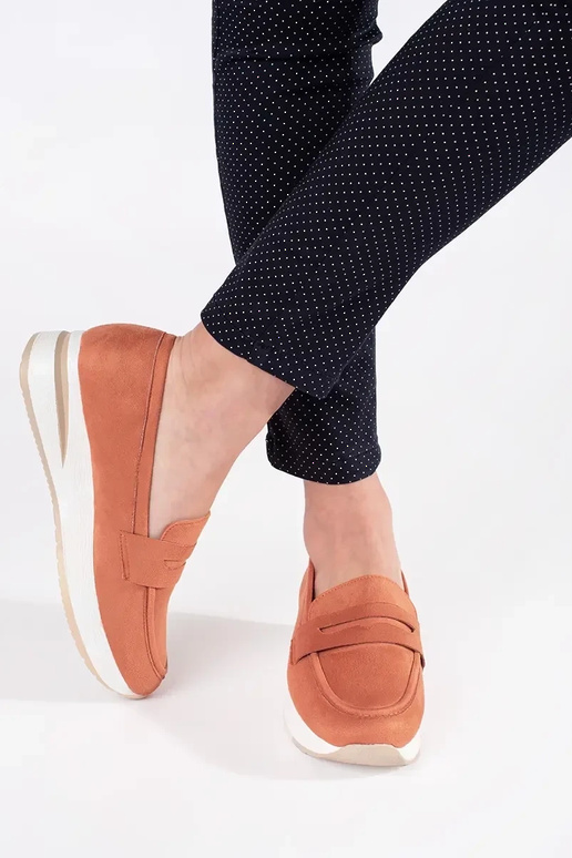 Rode hoge hakken van suède