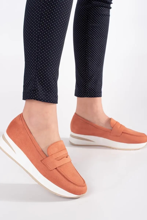 Rode hoge hakken van suède