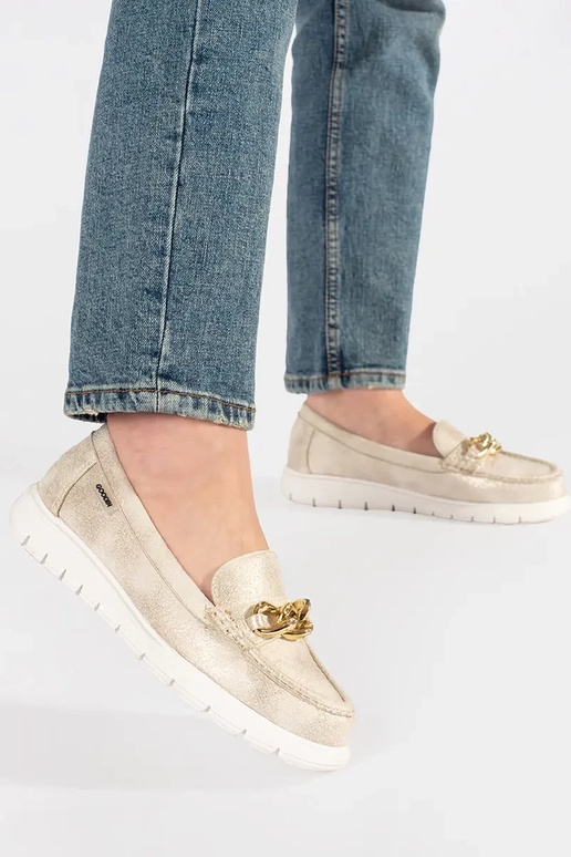 Ivoor kleurige instappers op platform