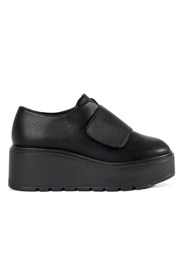 Zwarte schoenen op een sleehak