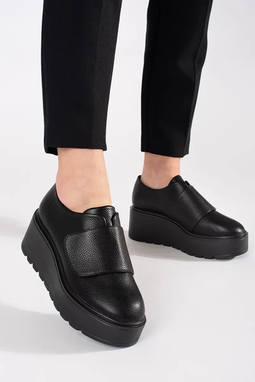 Zwarte schoenen op een sleehak 2