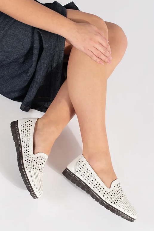 Witte open schoenen met perforaties