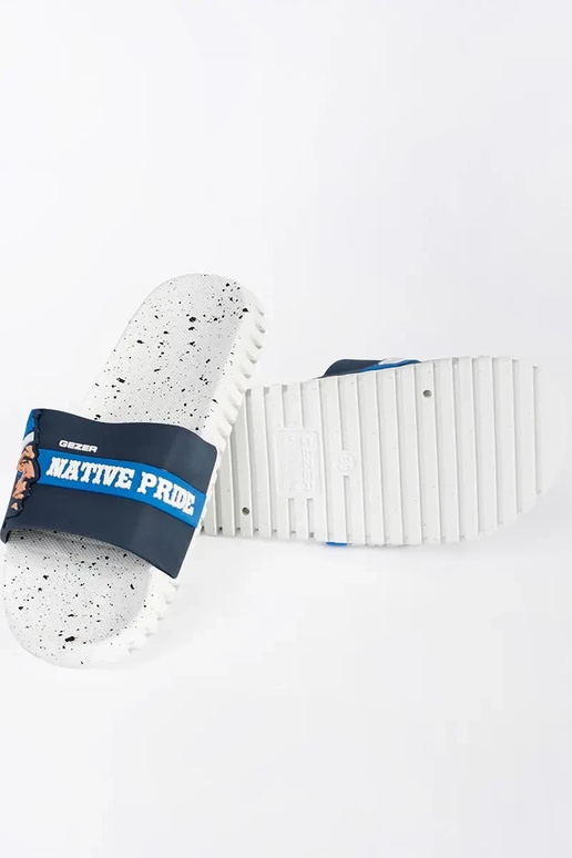 Witte slippers met blauwe details