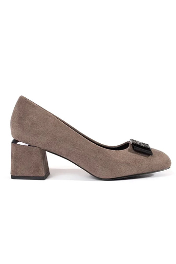 Sandkleurige hakken met strik