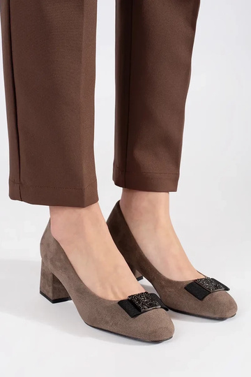 Sandkleurige hakken met strik 2