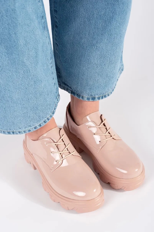 Schoenen met laklook en platform