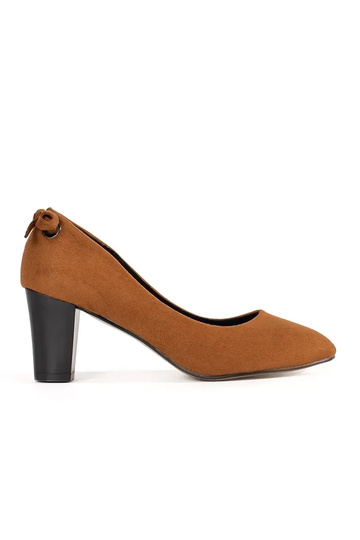 Rode suède pumps op een...