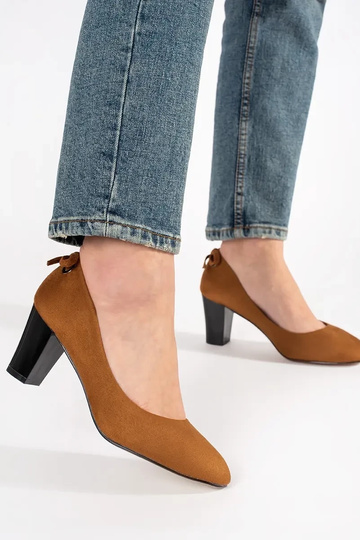 Rode suède pumps op een... 2