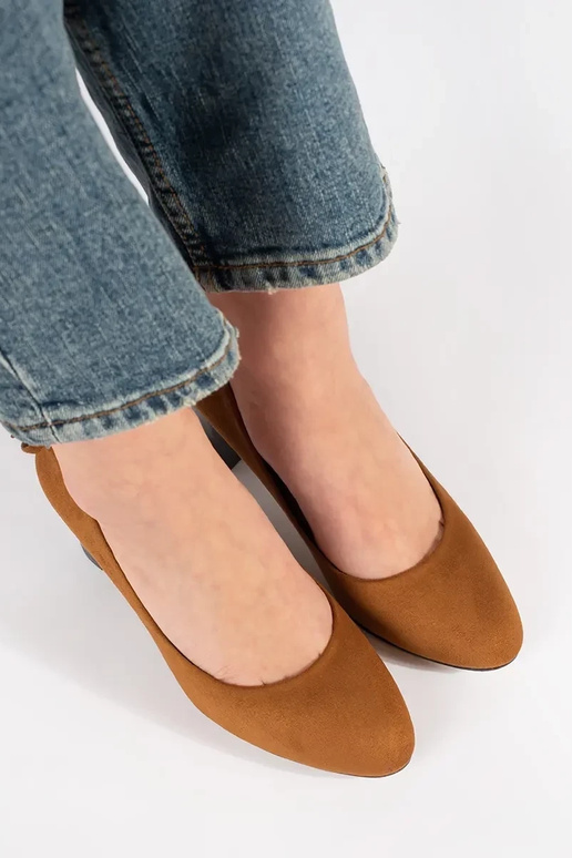 Rode suède pumps op een blokhak