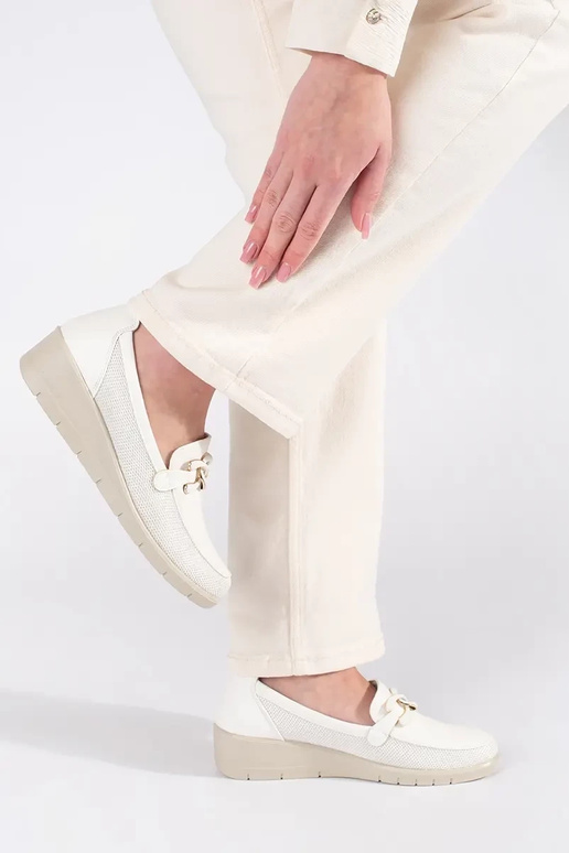 Witte schoenen op platform met...