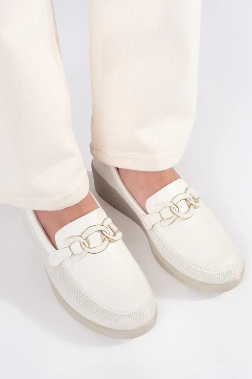 Witte schoenen op platform met...