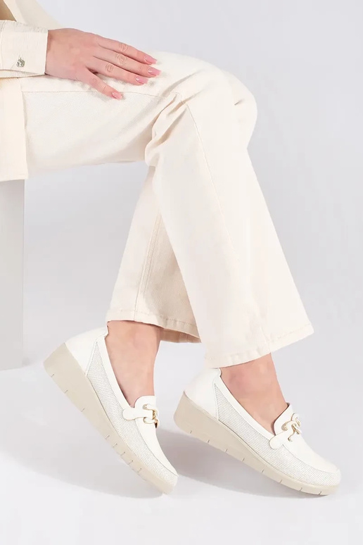 Witte schoenen op platform met...