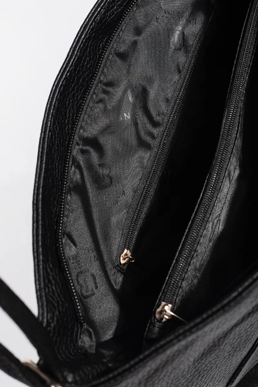 Zwarte handtas met gouden sluitingen