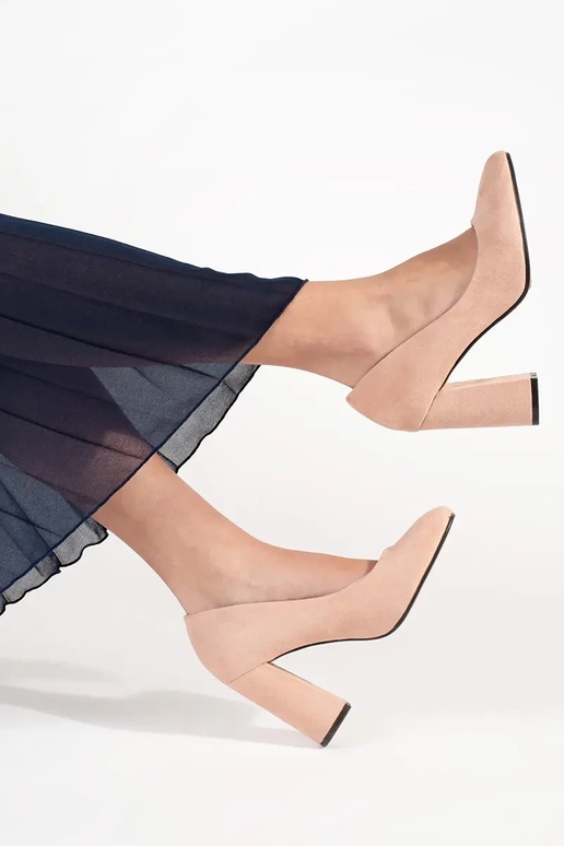 zandkleurige suède hoge hakken