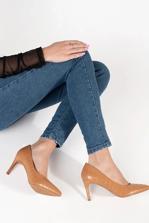 Zandkleurige hakken op hak Zandkleurige hakken op hak